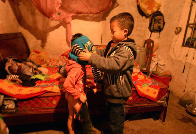 Daiwen harus mengurus adiknya yang masih sekolah | foto: copyright chinadaily.com.cn