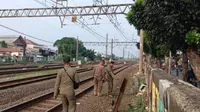 Satpol PP Jaktim Tutup Akses Liar Rel Kereta Api di Wilayah Jatinegara