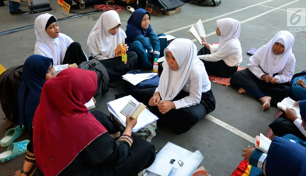 Suasana Pesantren Ramadhan di halaman Masjid Sunda Kelapa, Jakarta, Jumat (9/6). Cap Kaki Tiga memperingati HUT ke-80 tahun  dengan membagikan takjil kepada 10.000 anak Yatim dan Dhuafa di Jakarta dan Surabaya. (Liputan6.com/Johan Tallo)