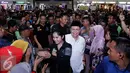 Calon Gubernur Jakarta Nomer Urut 1 Agus Harimurti Yudhoyono saat melakukan kampanye di Pasar Tanah Abang, Jakarta, Kamis (1/12). Dalam kampanyenya Agus mendengarkan keluhan pedagang mengenai biaya sewa kios yang mahal. (Liputan6.com/Johan Tallo)