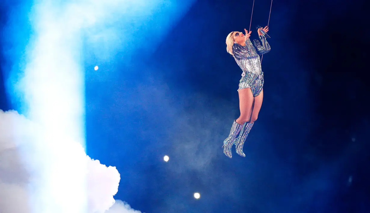 Lady Gaga tampil enerjik dan provokatif dalam half time show pada Super Bowl 51 antara New England Patriots vs Atalana Falcons pada Senin (6/2/2017) waktu Indonesia. 