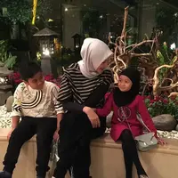 Sudah dua kali puasa, artis senior Inneke Koesherawati tak bisa puasa bersama dengan suaminya. Seperti diketahui, suaminya, Fahmi Darmawansyah dipenjara 2 tahun 8 bulan. (Instagram/inekekoes)