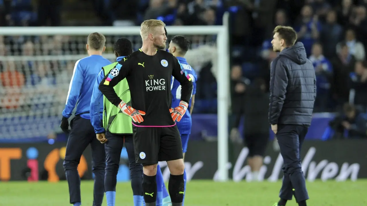 Kiper Leicester City Kasper Schmeichel meratapi kegagalan timnya melaju ke semifinal Liga Champions. Leicester City kalah agregat 1-2 melawan Atletico Madrid. 