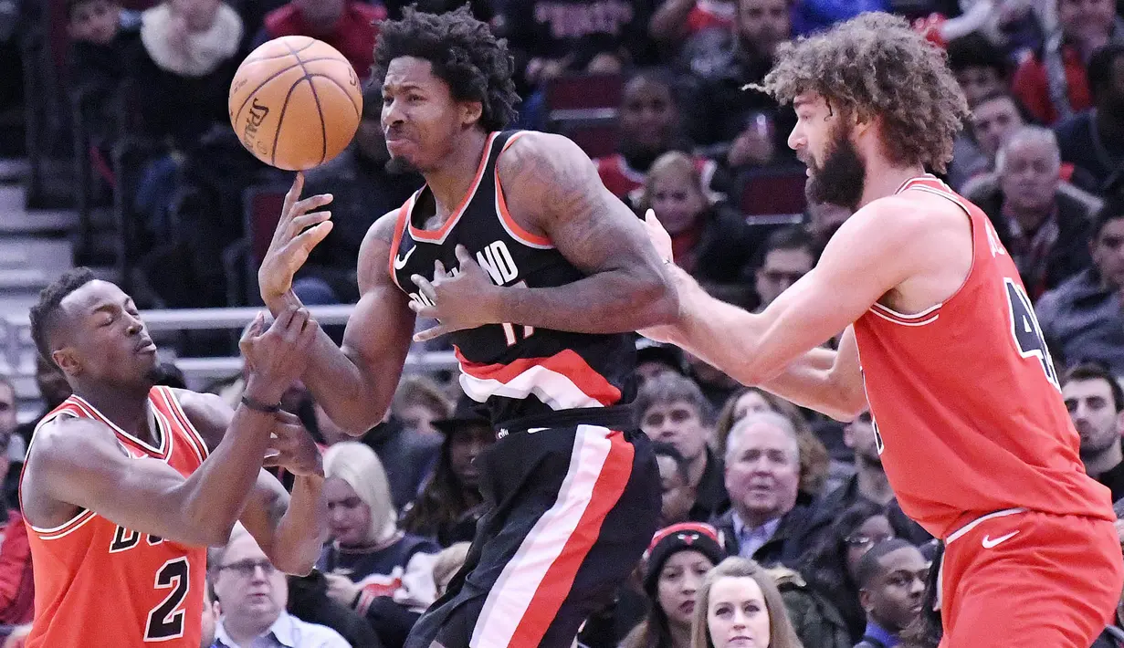 Pebasket Portland Trail Blazers, Ed Davis, berebut bola dengan pebasket Chicago Bulls, Robin Lopez dan Jerian Grant pada laga NBA di Stadion United Center, Selasa (2/1/2018). Bulls kalah dari Blazers dengan skor 120-124. (AP/David Banks)