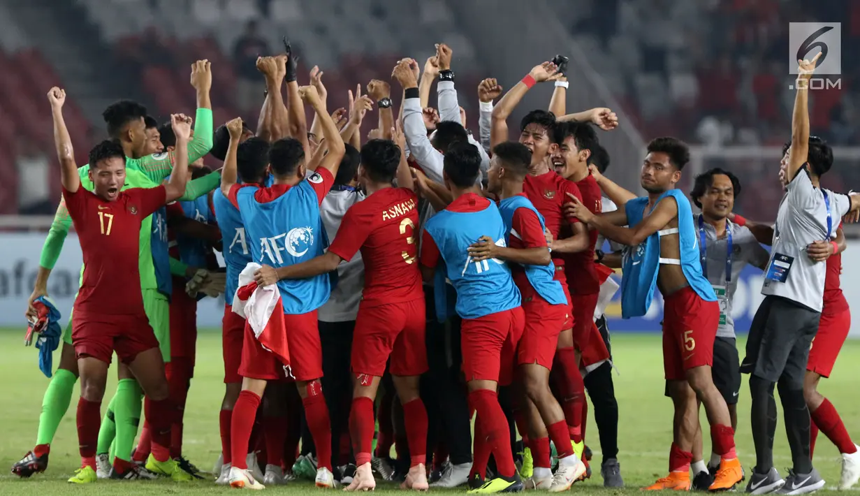 Pemain Timnas Indonesia U-19 merayakan kemenangan atas Uni Emirat Arab U-19 pada penyisihan Grup A Piala AFC U-19 2018 di Stadion GBK, Jakarta, Rabu (24/10). Indonesia unggul 1-0 dan melaju ke perempat final. (Liputan6.com/Helmi Fithriansyah)