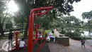 Warga beraktivitas di Taman Situ Lembang, Jakarta, Kamis (25/8). Dinas Pertamanan dan Pemakaman DKI Jakarta menyebutkan total luas ruang terbuka hijau (RTH) yang sudah terbangun di Jakarta baru sekitar 9,98 persen. (Liputan6.com/Immanuel Antonius)