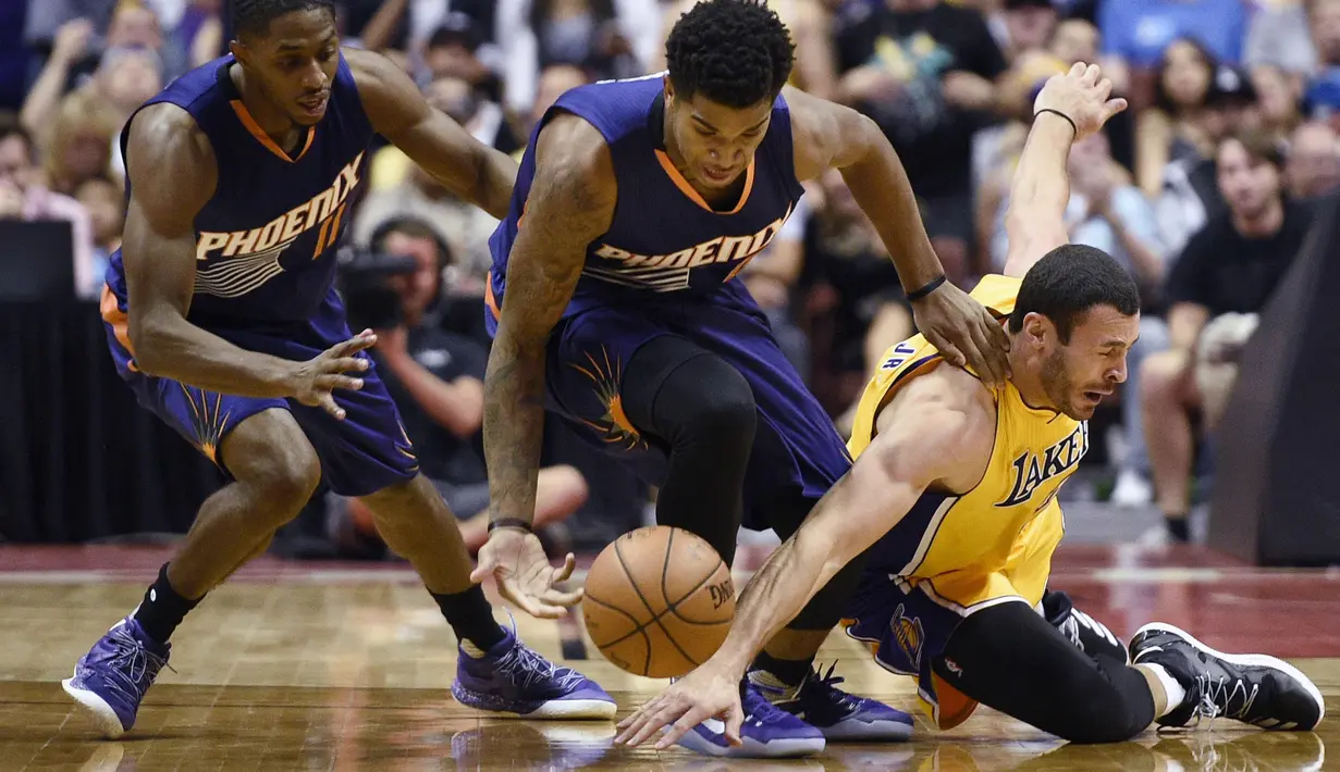 Pemain Los Angeles Lakers, Larry Nance Jr. (kanan) berebut bola dengan dua pemain Phoenix Suns pada laga NBA preseason basketball game di Anaheim, California (22/10/2016). (AP/Kelvin Kuo)