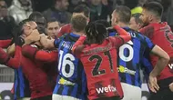 Laga antara AC Milan kontra Inter Milan pada pekan ke-33 Serie A Liga Italia 2023/2024 yang menjadi laga resmi Derby Della Madonnina edisi ke-239 diwarnai beberapa momen panas. Wasit pun terpaksa mengeluarkan 6 kartu kuning dan 3 kartu merah dalam laga tersebut yang berujung kebahagiaan bagi Inter Milan yang akhirnya menyegel gelar Liga Italia ke-20 sepanjang sejarah. Berikut beberapa momen panas yang terekam kamera. (AP Photo/Luca Bruno)