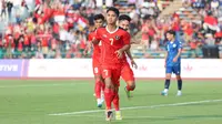 Penyerang Timnas Indonesia U-22, Marselino Ferdinan, berselebrasi setelah mencetak gol ke gawang Filipina pada laga pertama Grup A sepak bola SEA Games 2023 di Stadion Nasional Phnom Penh, Kamboja, Sabtu (29/4/2023). (Bola.com/Abdul Aziz)