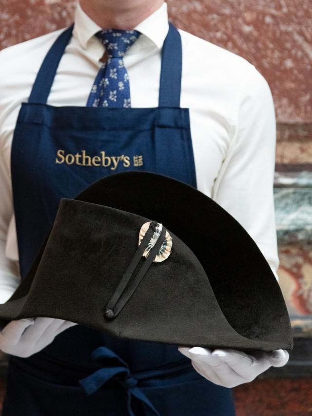 Topi Napoleon Bonaparte Berbahan Bulu Berang-Berang Terjual Seharga Rp20 Miliar