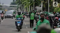 Pengemudi ojek online membawa barang pesanan yang akan diantar di kawasan Kenari Mas, Jakarta, Senin (13/4/2020). Walaupun regulasi pengangkutan penumpang untuk ojek  online masih belum jelas, tampak sejumlah pengemudi motor ojek online lebih memilih mengangkut barang. (Liputan6.com/Faizal Fanani)