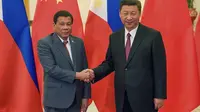 Presiden Filipina Rodrigo Duterte bersalaman dengan Presiden China Xi Jinping (Etienne Oliveau/Pool Photo via AP)