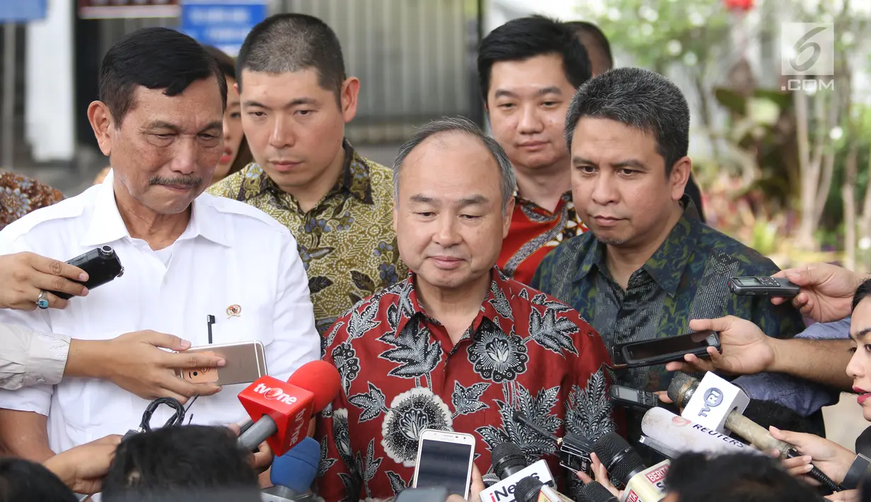 Menko bidang Maritim Luhut Panjaitan bersama Presiden Direktur SoftBank Masayoshi Son (tengah), CEO Grab Anthony Tan dan President of Grab Indonesia Ridzki Kramadibrata (kanan) memberikan keterangan usai bertemu Presiden Joko Widodo di Istana Merdeka, Senin (29/7/2019). (Liputan6.com/Angga Yuniar)