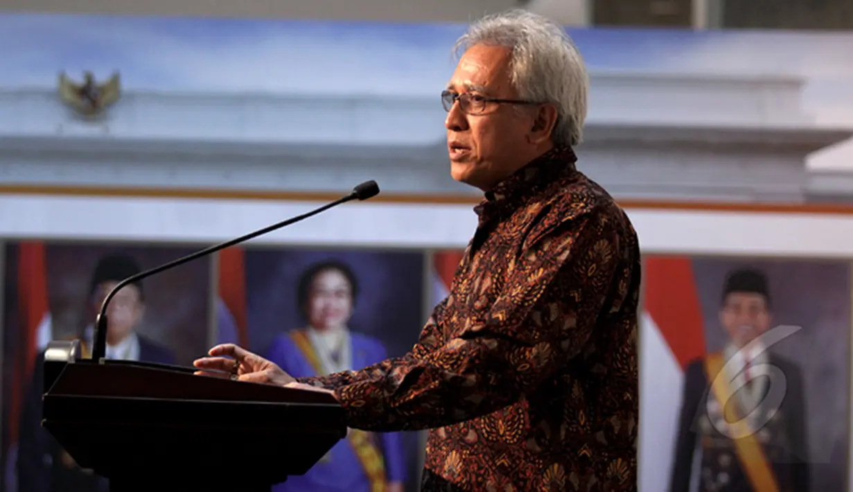 Iwan Fals memberikan keterangan usai bertemu Presiden Joko Widodo di Istana Merdeka, Jakarta, (27/2/2015). Kedatangan Iwan Fals membicarakan rencana konser "Nyanyian Raya” yang bertujuan mengajak publik berbuat hal positif. (Liputan6.com/Faizal Fanani)