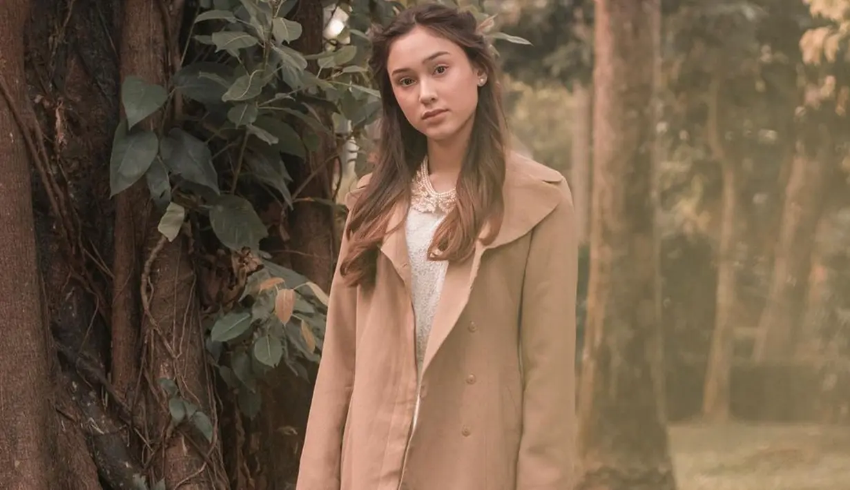 Selain parasnya yang cantik, penampilan pemilik nama lengkap Yasmin Safira Napper ini curi perhatian. Apalagi dengan gaya vintage, ia terlihat makin memesona. Di salah satu momen ia tampil dengan dress selutut yang dipadukan dengan outer oversize. (Liputan6.com/IG/@yasminnapper)