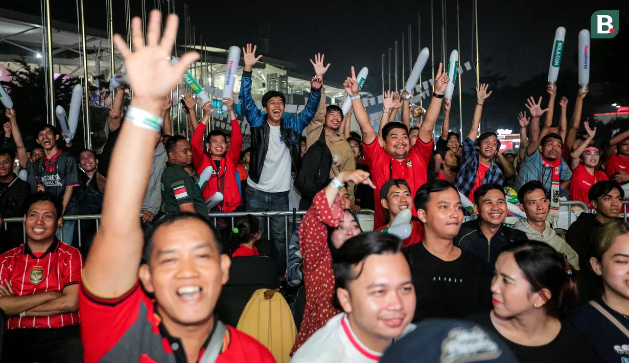 Para suporter bersorak saat acara MALAMNYA BOLA 2024 dengan agenda utama nonton bersama laga kualifikasi Piala Dunia 2026 antara Timnas Indonesia menghadapi Filipina di area Jakarta International Velodrome, Rawamangun, Selasa (11/6/2024). (Bola.com/Bagaskara Lazuardi)