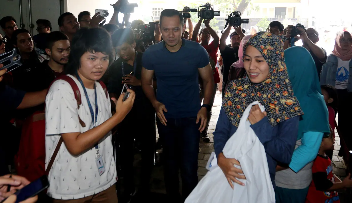 Pendiri AHY Foundation Agus Harimurti Yuudhoyono hadir dan memberikan paket berupa kebutuhan pokok di Kantor AHY Foundation, Jakarta, Rabu (13/6). Harga paket sembako tersebut dijual seharga 50 ribu. (Liputan6.com/Johan Tallo)