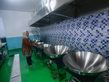 Petugas menyiapkan dapur sesaat sebelum Grand Launching Nasional Satuan Pelayanan Pemenuhan Gizi (SPPG) Terintegrasi di Lapangan Dapur SPPG-MBG kawasan Tanah Sareal Kota Bogor, Jawa Barat, Selasa (23/12/2025). Kepala Badan Gizi Nasional (BGN), Dadan Hindayana bersama Ketua Umum Pemberdayaan Perempuan UMKM Indonesia (PPUMI), Munifah Syarwani menyaksikan langsung operasional dapur Satuan Pelayanan Pemenuhan Gizi (SPPG) dalam Grand Launching Nasional SPPG Terintegrasi di kawasan Tanah Sareal, Kota Bogor, Jawa Barat, Selasa (23/12/2025). (merdeka.com/Arie Basuki)