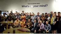 Menkominfo Rudiantara bersama rombongan berfoto di The Facebook Wall, Headquarter Facebook di Menlo Park, California. (Dok: Kemkominfo)