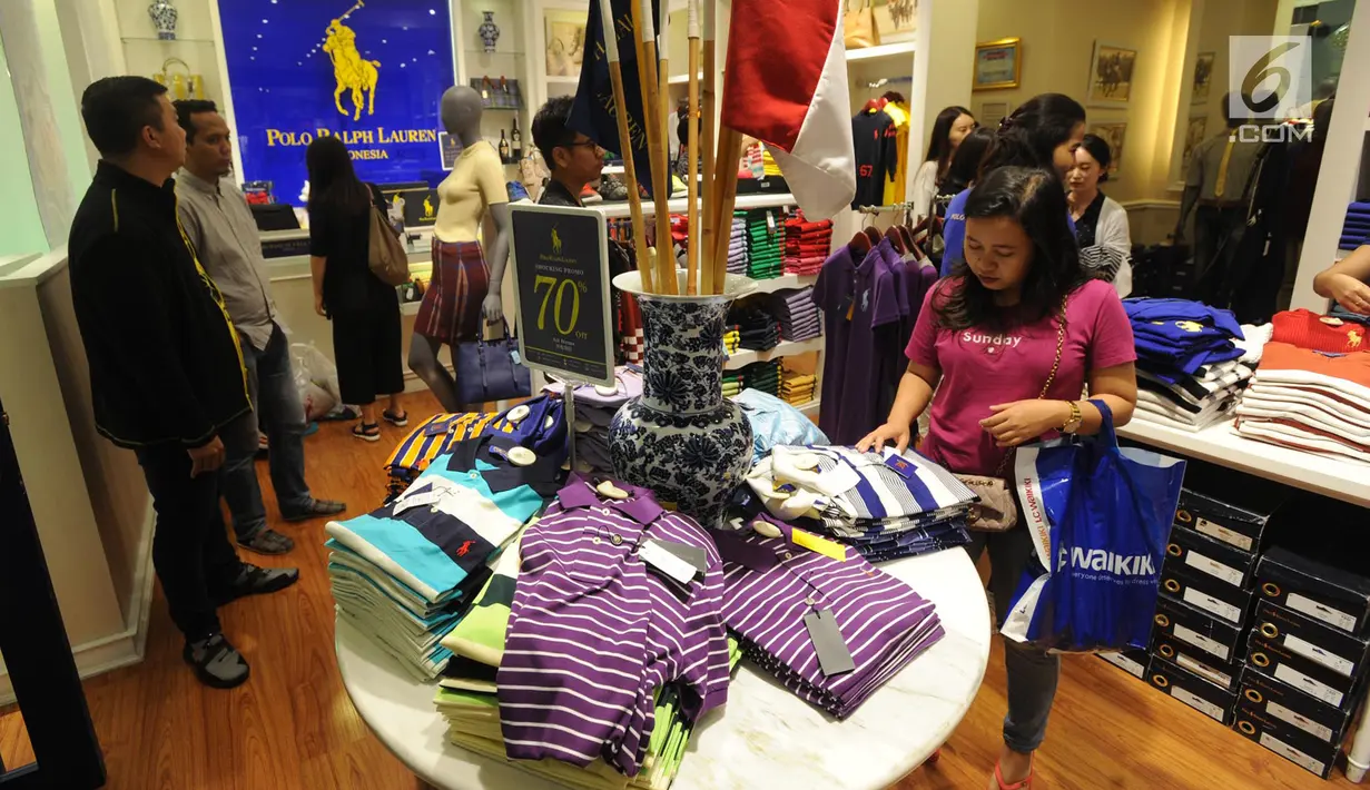 Pengunjung memilih pakaian yang didiskon di Polo Ralph Lauren Indonesia di Gandaria City Mall, Jakarta (3/6). Dua pekan jelang Idul Fitri, sejumlah toko pakaian memberi diskon besar-besaran kepada pembeli. (Merdeka.com/Arie Basuki)