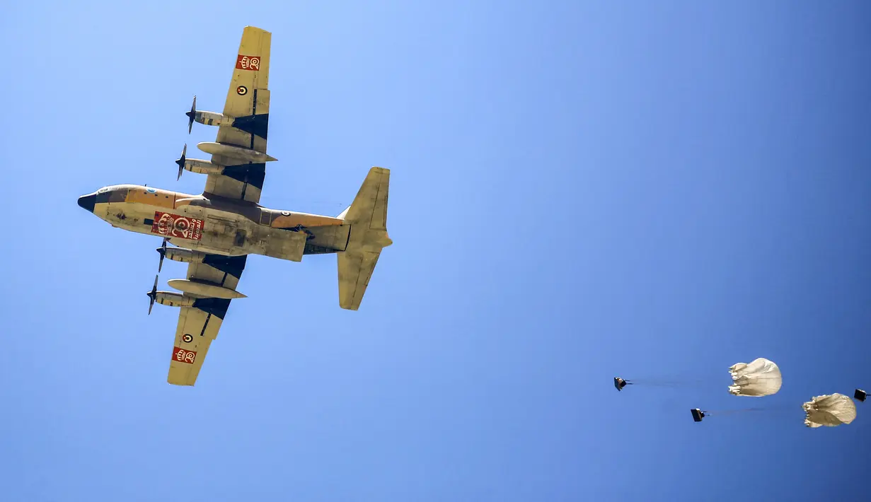 Bantuan dijatuhkan melalui pesawat angkut militer Hercules C-130 Angkatan Udara Yordania. (Eyad BABA / AFP)