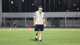 Pelatih kepala Timnas Indonesia, Shin Tae-yong saat memimpin sesi latihan skuad Timnas Indonesia di Stadion Madya, Senayan, Jakarta, Minggu (8/9/2024) sore jelang menghadapi Australia pada kualifikasi Piala Dunia 2026, Selasa 10 September 2024. (Bola.com/Abdul Aziz)