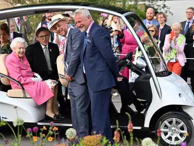Ratu Inggris Elizabeth II duduk dalam buggy saat mengunjungi Royal Horticultural Society (RHS) Chelsea Flower Show di Royal Hospital Chelsea, London, Inggris, 23 Mei 2022. (Paul Grover/Pool via AP)
