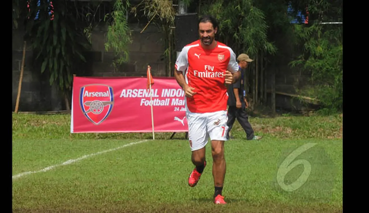 Legenda Arsenal, Robert Pires ikut ambil bagian pada Arsenal Football Marathon di International Sport Club of Indonesia, Ciputat, Sabtu (24/1/2015). (Liputan6.com/Herman Zakharia)