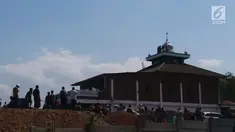 Suasana pembongkaran Masjid Baitul Mustaghfirin yang berada di tengah tol fungsional Batang-Semarang, Jumat (28/9). Masjid berwarna hijau ini mendapatkan  Masjid pengganti yang dibangun di tengah pekampungan Tambakaji Semarang. (Liputan6.com/Gholib)