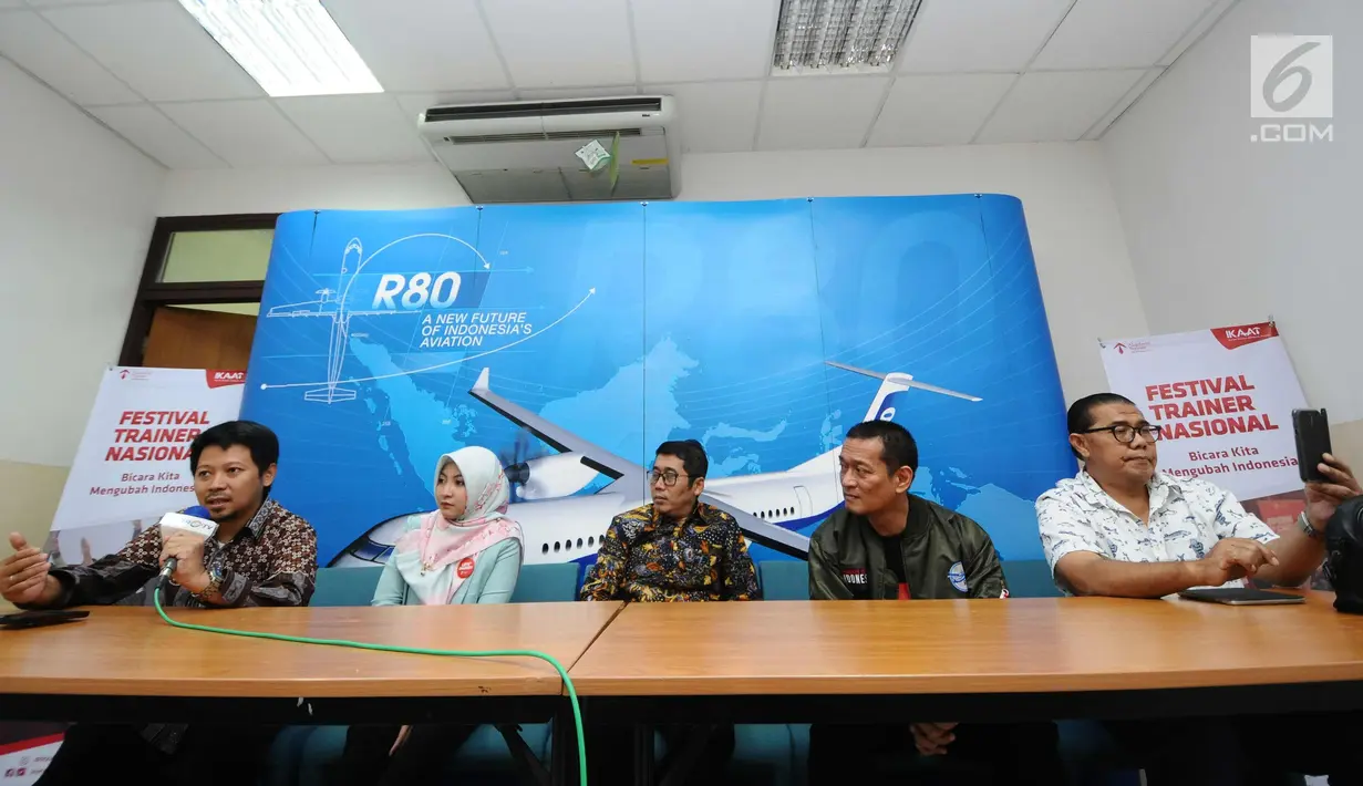 Ketua Penyelenggara FTN, Djubaidillah Hasan (kiri) memberikan keterangan pelaksanaan Festival Trainer Nasional di Jakarta, Minggu (7/1). Festival Trainer Nasional dilaksanakan serentak di 30 kota besar di Indonesia. (Liputan6.com/Helmi Fithriansyah)