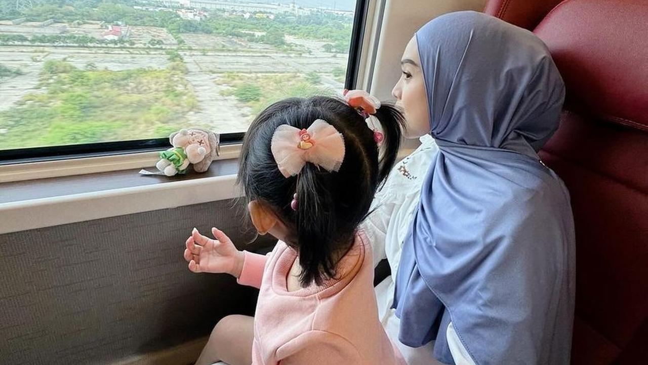Tak hanya itu, sebagai ibu yang kini sudah menjanda, Ria Ricis merasa perlu untuk melakukan usaha tambahan dengan mengajak Moana ke psikolog.<br><br>