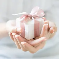 Ilustrasi hadiah perhiasan berlian untuk ibu terhebat via Shutterstock.com