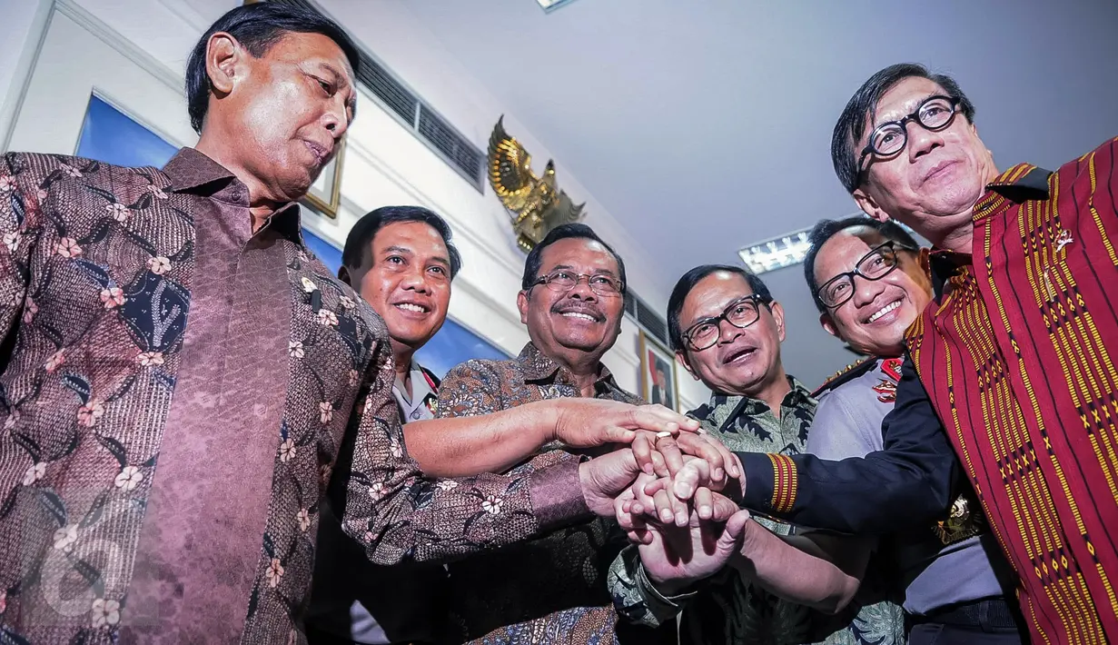 Menkopolhukam Wiranto (kiri) berjabat tangan dengan sejumlah pejabat negara usai mengumumkan di Kantor Presiden Komplek Istana Kepresidenan, Jakarta, Jumat (21/10). Satgas Saber Pungli ini melibatkan Polisi Militer TNI. (Liputan6.com/Faizal Fanani)
