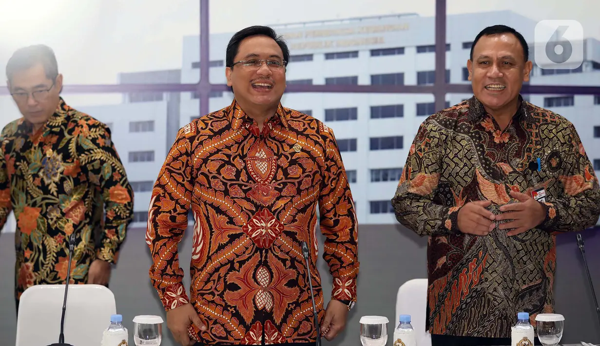 Ketua KPK Firli Bahuri (kanan) bersama Ketua BPK Agung Firman Sampurna (tengah) usai menggelar pertemuan tertutup di Gedung BPK, Jakarta, Selasa (7/1/2020). BPK dan KPK menyepakati kerja sama tindak lanjut hasil pemeriksaan yang berindikasi kerugian negara dan unsur pidana. (Liputan6.com/JohanTallo)