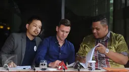 Shane Smeltz (tengah) menandatangani kontrak dengan PBFC di Jakarta, Selasa (11/4). Shane Smeltz pemain asal Selandia Baru dan berposisi sebagai penyerang. (Liputan6.com/Helmi Fithriansyah)