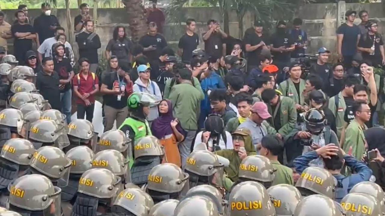 Momen Orasi Emak-Emak Sindir Uya Kuya dan Eko Patrio: Kalian Pantasnya Jadi Pelawak!