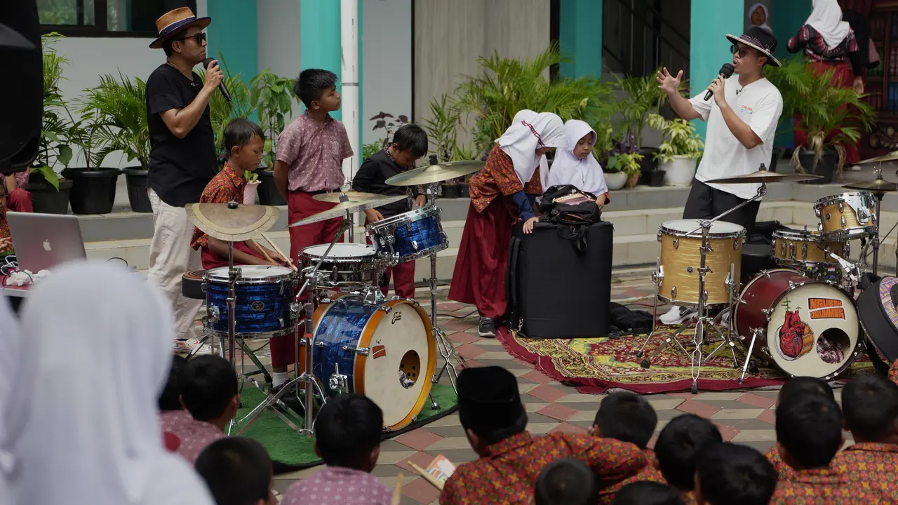 Nguber Drummer datang ke sekolah-sekolah mengenalkan alat musik drum dan profesi sebagai drummer.