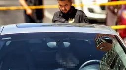 Jenazah pria yang ditembak mati di mobilnya di Americana di Guadalajara, Meksiko, (14/3). Sejak Desember 2006, saat pemerintah meresmikan operasi anti-narkoba militer yang kontroversial lebih dari 200.000 pembunuhan telah terjadi. (AFP Photo/Ulises Ruiz)