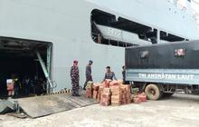 Bawa Logistik Bantuan untuk Korban Bencana di Aceh, KRI Makassar-590 Tiba di Pelabuhan Krueng Geukeuh