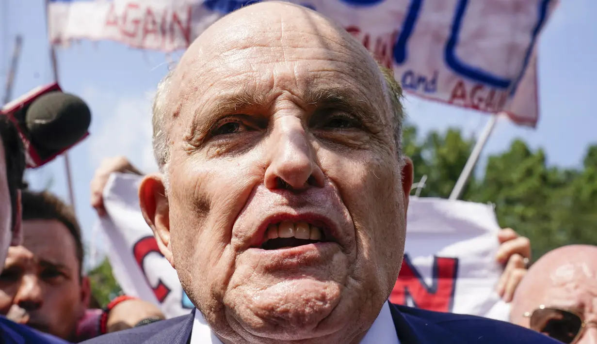 Jaminan sebesar US$150.000 ditetapkan bagi Giuliani. Jumlah tersebut merupakan yang terbesar kedua setelah uang jaminan yang ditetapkan untuk Trump, yang mencapai US$200.000. (AP Photo/Brynn Anderson)