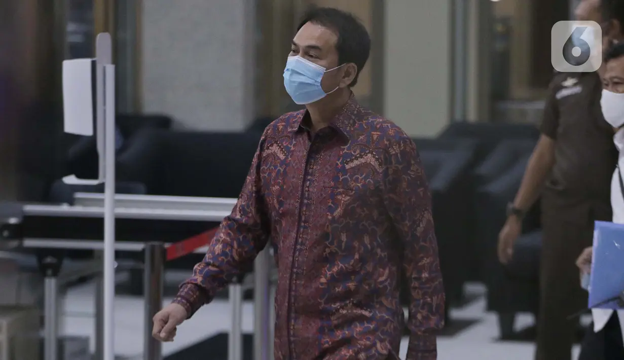 Wakil Ketua DPR RI, Azis Syamsuddin usai menjalani pemeriksaan di Gedung KPK, Jakarta, Rabu (9/6/2021). Azis Syamsuddin diperiksa sebagai saksi terkait kasus dugaan suap penanganan perkara yang menyeret penyidik KPK dari unsur Polri, Stefanus Robin Pattuju. (Liputan6.com/Helmi Fithriansyah)
