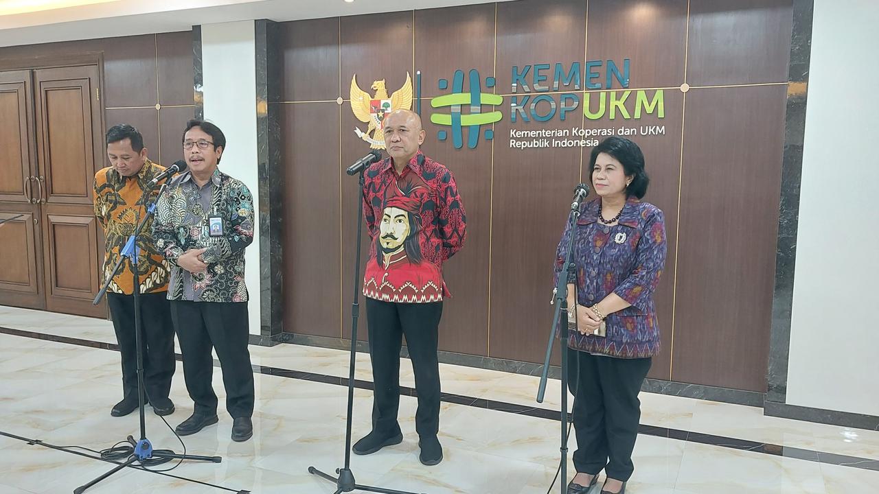 Menteri Koperasi dan UKM Teten Masduki dalam konferensi pers terkait minyak makan merah di Kemenkop UKM, Jumat (26/8/2022).