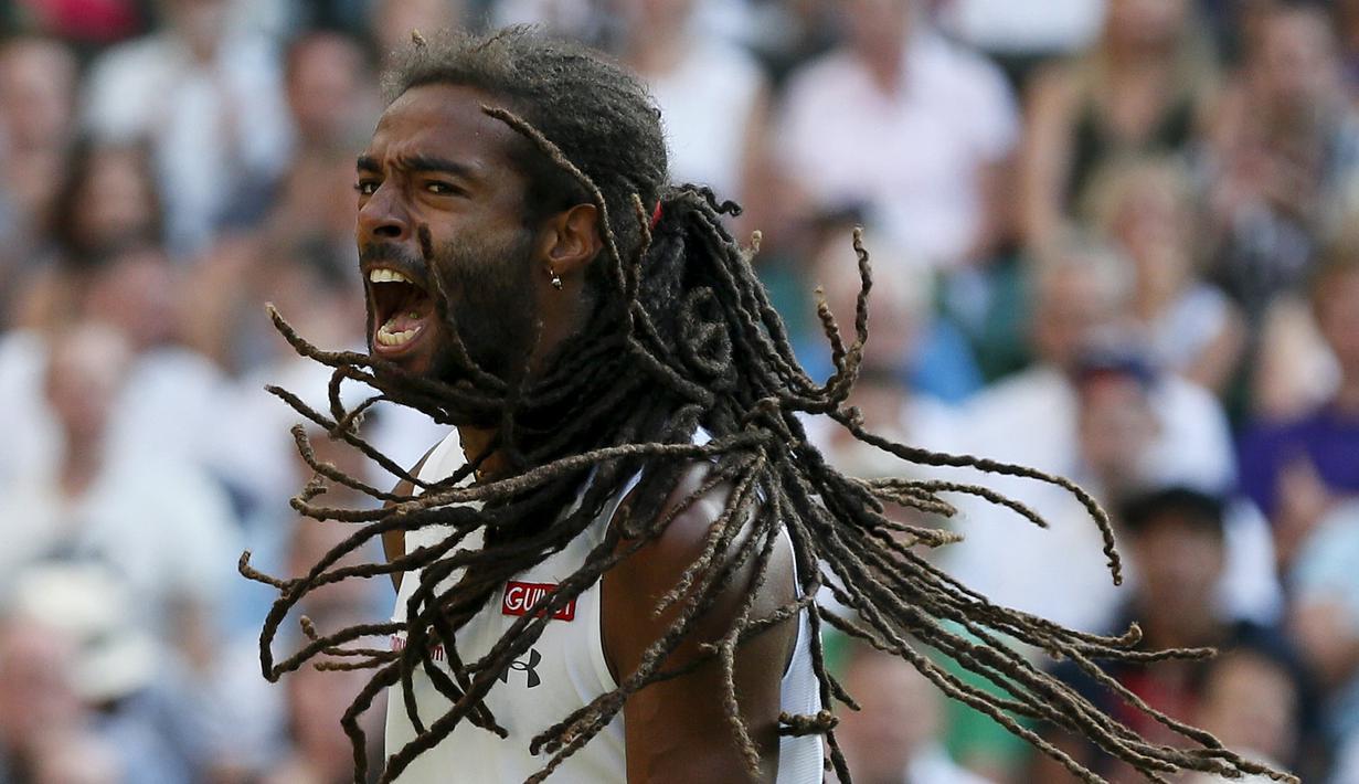 Penampilan petenis Jerman, Dustin Brown, saat mengalahkan Rafael Nadal dalam Turnamen Tenis Wimbledon di London, Inggris. (2/7/2015). (Reuters/Stefan Wermuth)