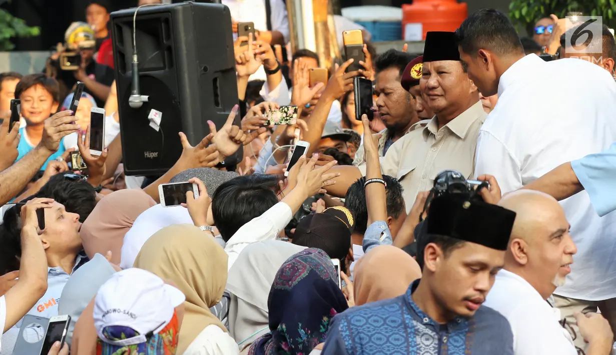 Capres 02 Prabowo Subianto tiba untuk konferensi pers  di depan Rumahnya, di Kertanegara, Jakarta, Rabu (17/4). Prabowo mengklaim menang Pilpres 2019 berdasarkan data exit poll menang di 5000 TPS. (Liputan6.com/Johan Tallo)