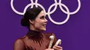 Tessa Villeue tersenyum setelah meraih emas pada Olimpiade Musim Dingin Pyeongchang 2018 di Gangneung Ice Arena (20/2). Atlet 28 tahun ini bersama rekannya Scott Moir meraih emas pada Olimpiade Musim Dingin Pyeongchang 2018. (AFP Photo/Aris Messinis)