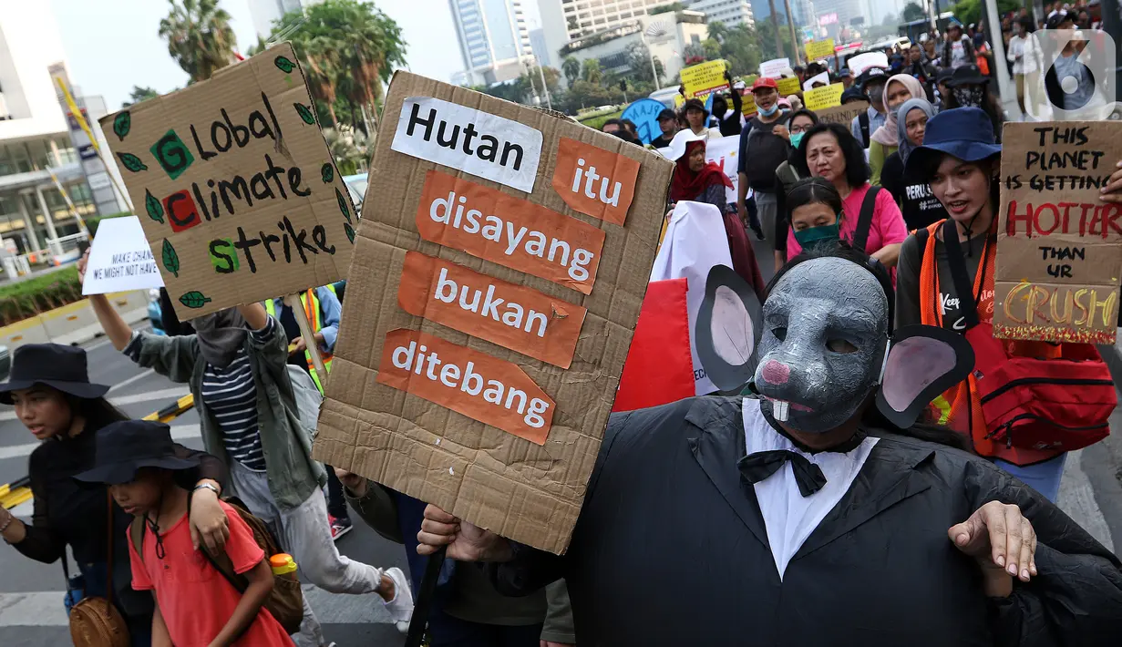 Aktivis lingkungan melakukan long march dari Dukuh Atas menuju Istana, Jakarta, Sabtu (26/10/2019). Mereka meminta Presiden Joko Widodo atau Jokowi lebih memperhatikan isu lingkungan seperti penyelamatan hutan dan pelindungan petani. (Liputan6.com/JohanTallo)