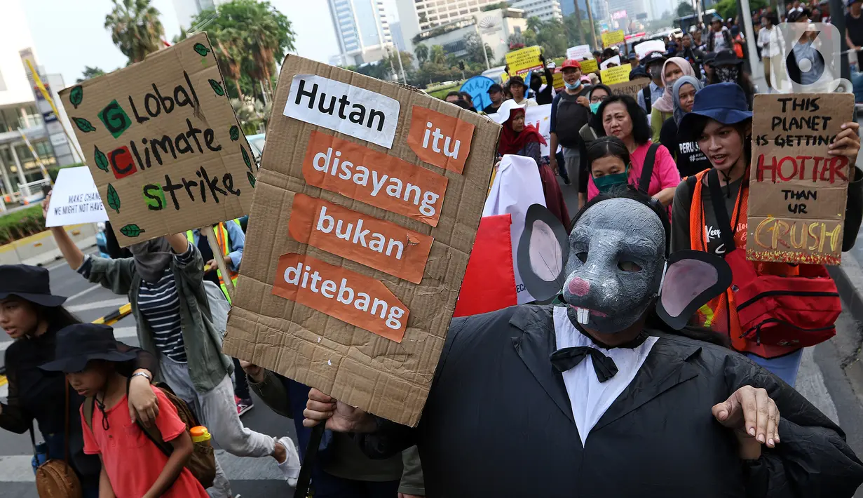 Aktivis lingkungan melakukan long march dari Dukuh Atas menuju Istana, Jakarta, Sabtu (26/10/2019). Mereka meminta Presiden Joko Widodo atau Jokowi lebih memperhatikan isu lingkungan seperti penyelamatan hutan dan pelindungan petani. (Liputan6.com/JohanTallo)