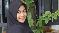 Anisa Rahma memutuskan untuk berhijab sejak bulan Ramadhan di tahun 2016 lalu. Perempuan yang dulunya sering berpakaian seksi di girl band Cherry Bellenya kini tampil santun dengan hijab yang dipakainya. (Instagram/anisarahma_12)