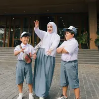 RirieFairuz atu Eri Fitria tampil beda bersama dengan dua anaknya. Mantan istri Ayus Sabyan itu bersama dua anaknya kompak mengenakan seragam ala anak SMA. Berikut beberapa potretnya yang disebut masih cocok berseragam putih abu-abu. [Instagram/ririe_fairus]