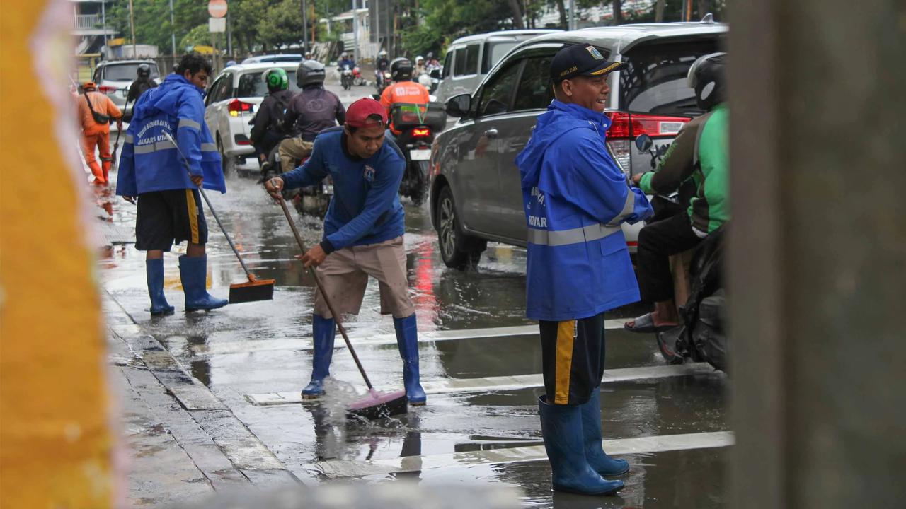 FOTO: Mesin Pompa Dikerahkan, Banjir Mangga Dua Kini Surut